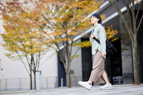 歩く女性